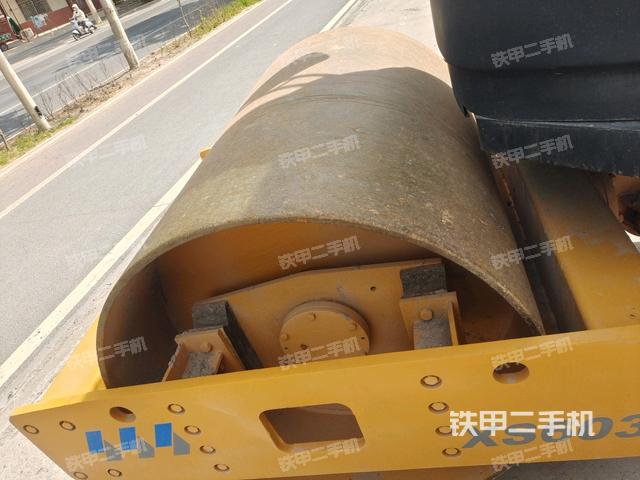 前輪右側(cè)減震塊連接及部件（壓路機(jī)前后車架）