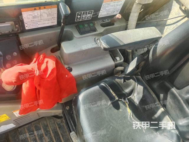 座椅右側(cè)控制臺(tái)/鑰匙門/油門/含右手柄（駕駛室部分）