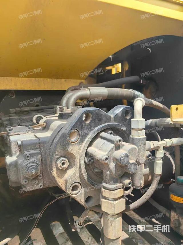 液壓泵艙室正面整體（整機外觀）