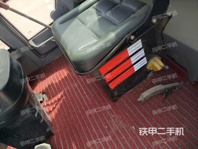 駕駛室頂蓬內(nèi)（壓路機(jī)駕駛室）