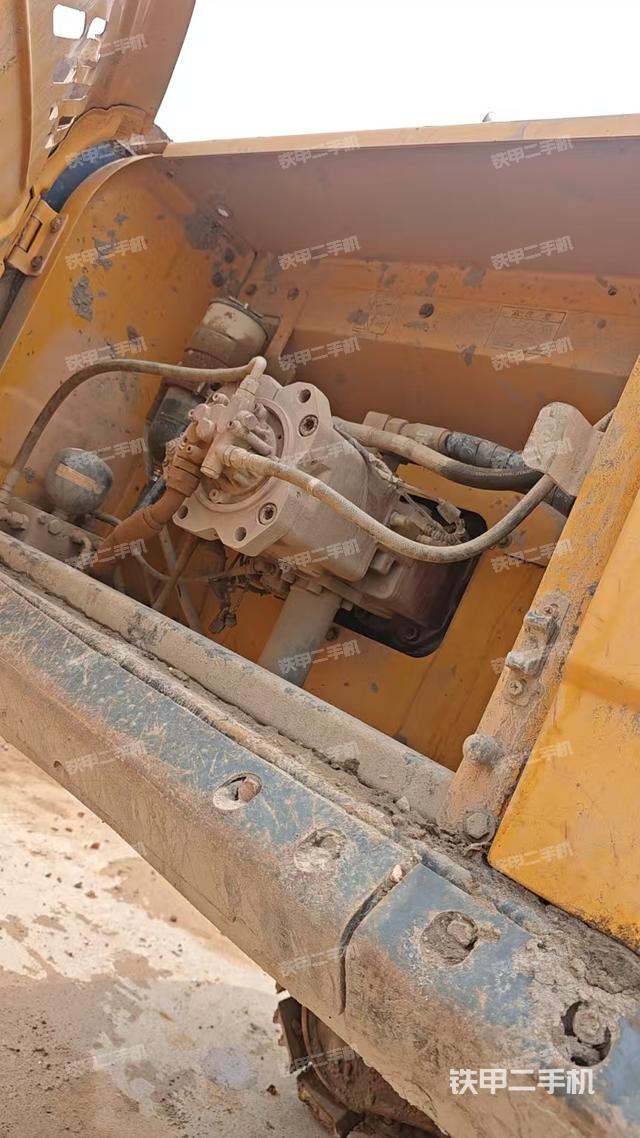 液压泵舱室正面整体（整机外观）