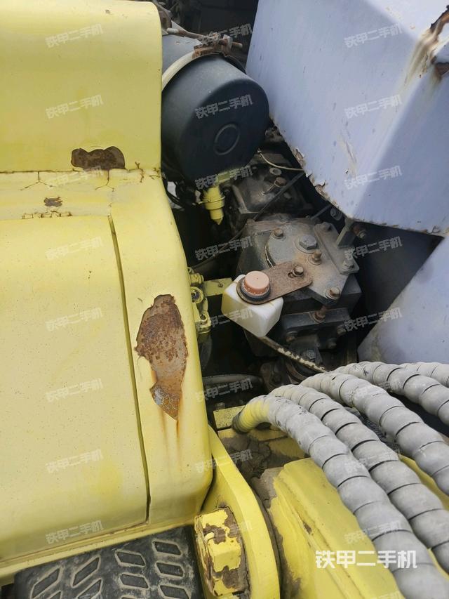 回轉馬達和主控閥(整機外觀) 回轉馬達和主控閥(整機外觀)