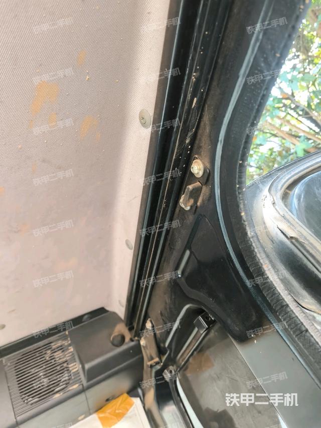 行走控制手柄和踏板?俯拍（駕駛室部分）