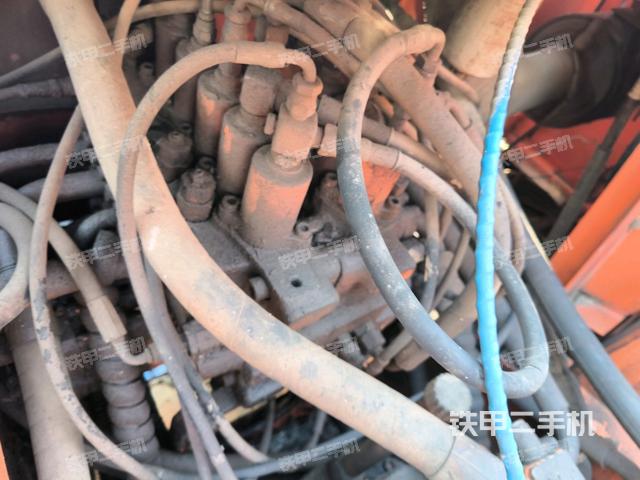 回转马达和主控阀（整机外观）