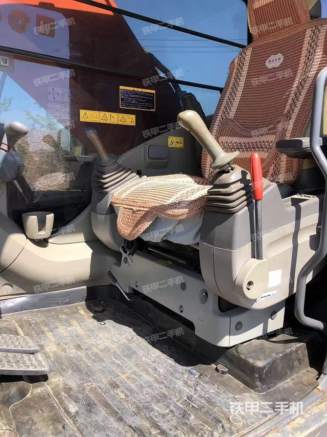 駕駛室整體(整機(jī)外觀) 駕駛室整體(整機(jī)外觀)