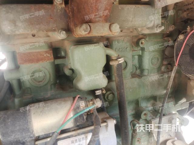 分動箱或變速箱（壓路機(jī)發(fā)動機(jī)艙）