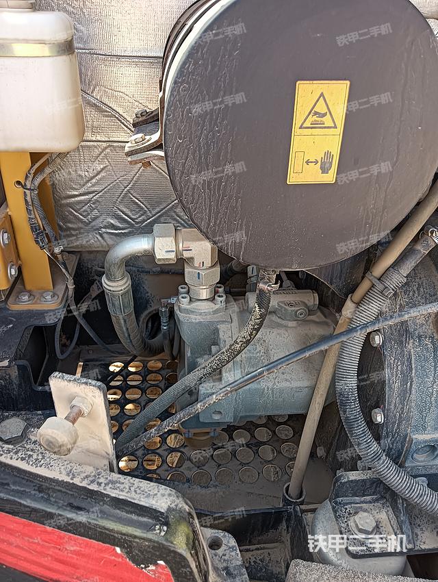 回轉(zhuǎn)馬達(dá)和主控閥(整機(jī)外觀) 回轉(zhuǎn)馬達(dá)和主控閥(整機(jī)外觀)