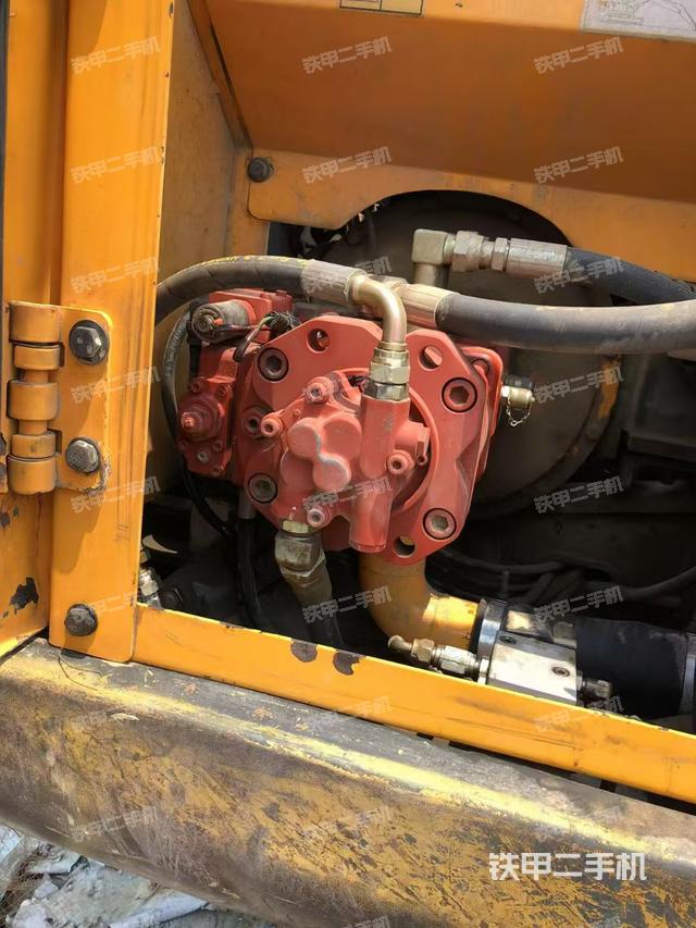 液壓泵艙室正面整體(整機(jī)外觀) 液壓泵艙室正面整體(整機(jī)外觀)
