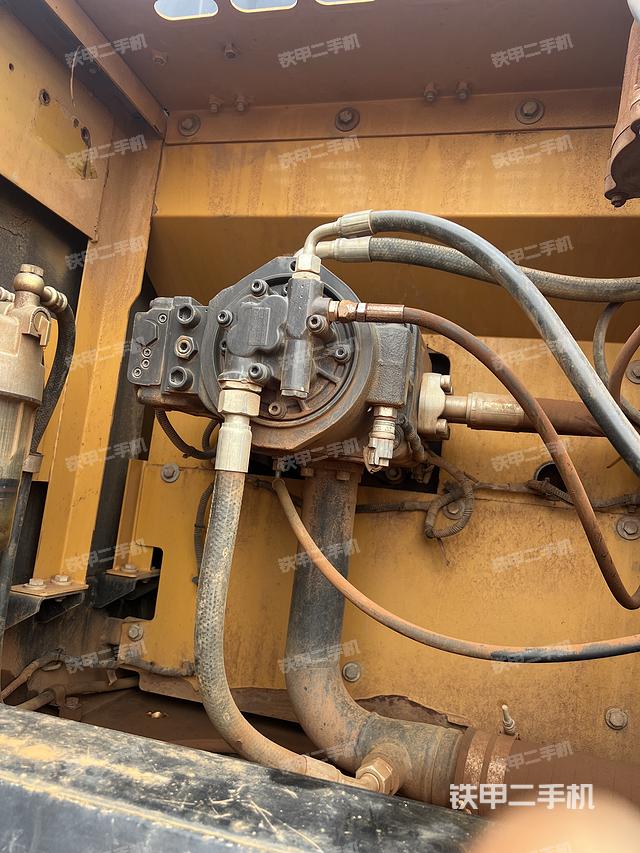液壓泵艙室正面整體(整機(jī)外觀) 液壓泵艙室正面整體(整機(jī)外觀)