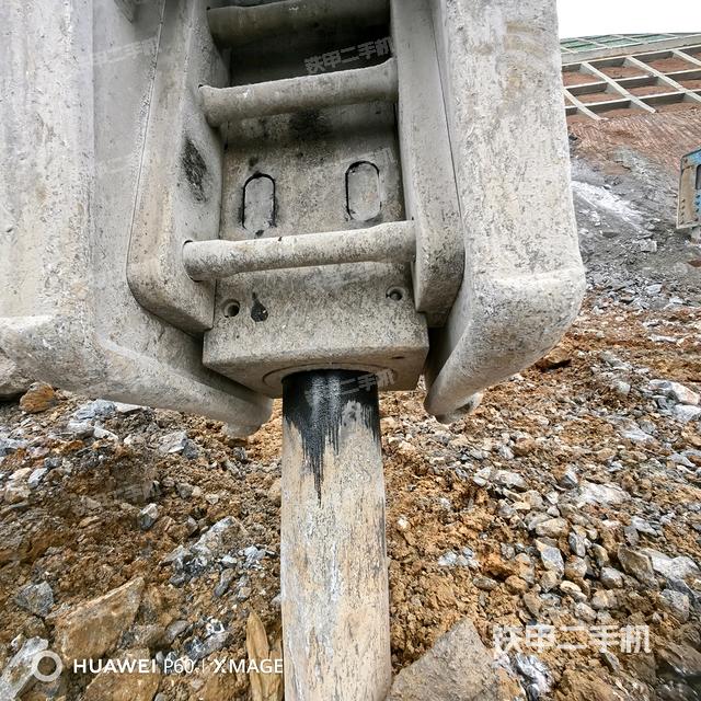 鏟斗右后整體(工作和回轉(zhuǎn)裝置) 鏟斗右后整體(工作和回轉(zhuǎn)裝置)