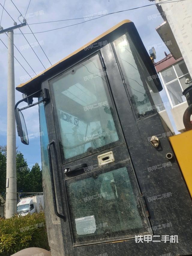 左側(cè)正面照（壓路機(jī)駕駛室）