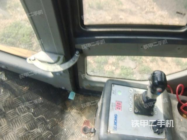 駕駛室內(nèi)座椅、儀表操作手柄全景（壓路機(jī)駕駛室）