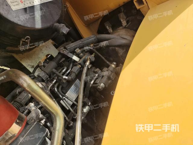 散熱器全景（壓路機(jī)發(fā)動(dòng)機(jī)艙）