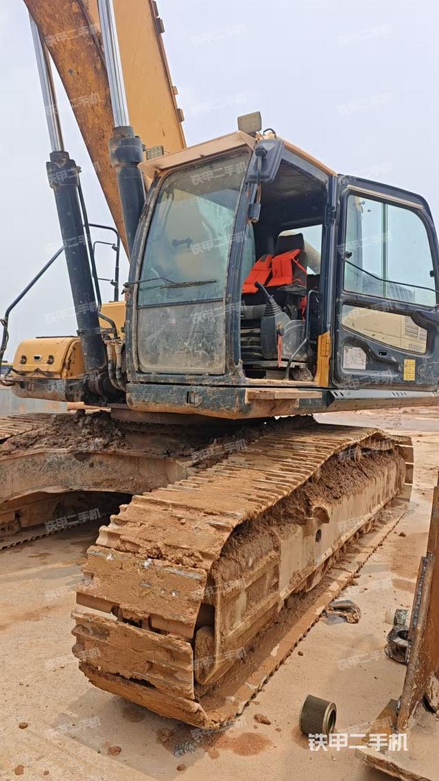 单侧履带整体（整机外观）