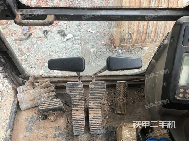 行走控制手柄和踏板?俯拍（駕駛室部分）