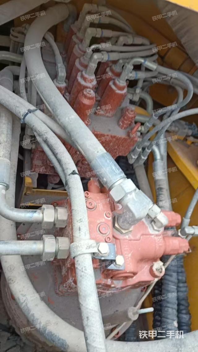 回轉(zhuǎn)馬達和主控閥（整機外觀）