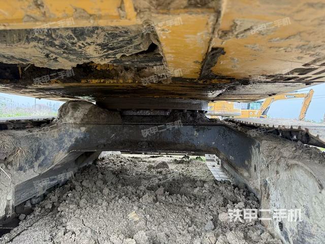 轉(zhuǎn)盤和下車架正前（工作和回轉(zhuǎn)裝置）