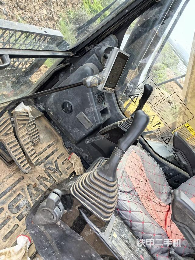 駕駛室整體(整機(jī)外觀) 駕駛室整體(整機(jī)外觀)