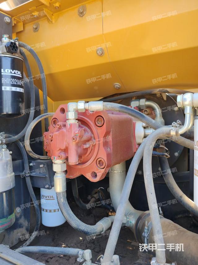 液壓泵艙室正面整體（整機外觀）