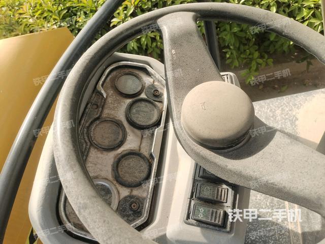 駕駛室頂蓬內(nèi)（壓路機駕駛室）