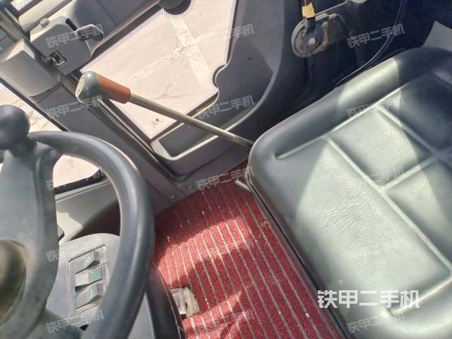 駕駛室內(nèi)座椅、儀表操作手柄全景（壓路機(jī)駕駛室）