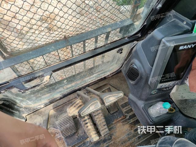 行走控制手柄和踏板?俯拍(駕駛室部分) 行走控制手柄和踏板?俯拍(駕駛室部分)