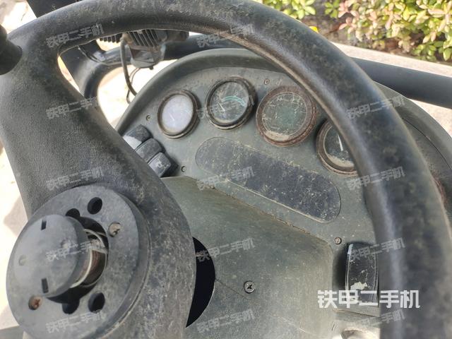 駕駛室頂蓬內(nèi)（壓路機駕駛室）