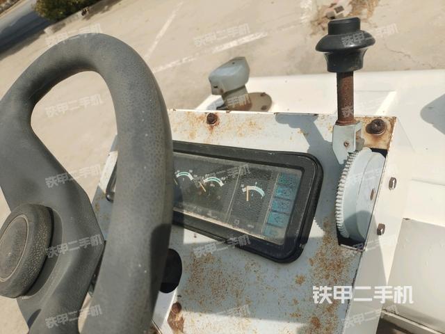驾驶室内座椅、仪表操作手柄全景(压路机驾驶室) 驾驶室内座椅、仪表操作手柄全景(压路机驾驶室)