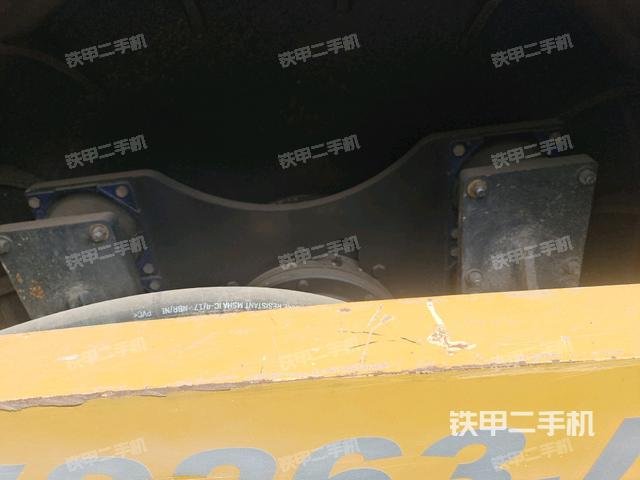 前車(chē)架正左側(cè)（壓路機(jī)前后車(chē)架）