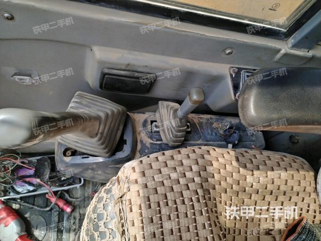 座椅右側(cè)控制臺/鑰匙門/油門/含右手柄(駕駛室部分) 座椅右側(cè)控制臺/鑰匙門/油門/含右手柄(駕駛室部分)