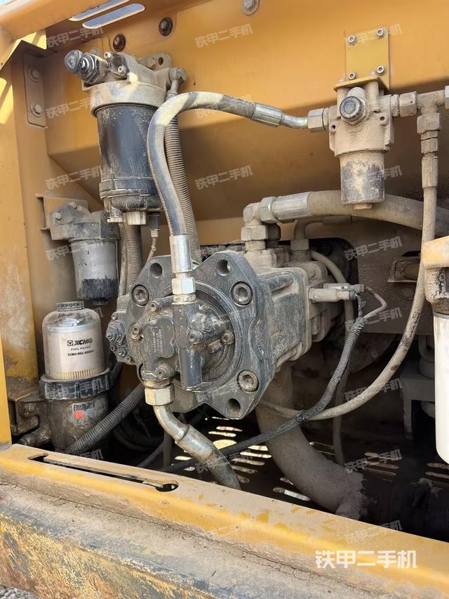 液壓泵艙室正面整體(整機(jī)外觀) 液壓泵艙室正面整體(整機(jī)外觀)