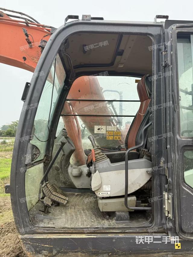 座椅右側(cè)控制臺/鑰匙門/油門/含右手柄（駕駛室部分）