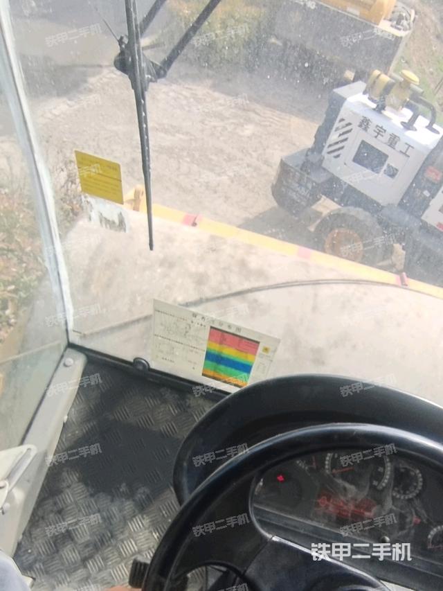 駕駛室側(cè)向上照全景（壓路機(jī)駕駛室）