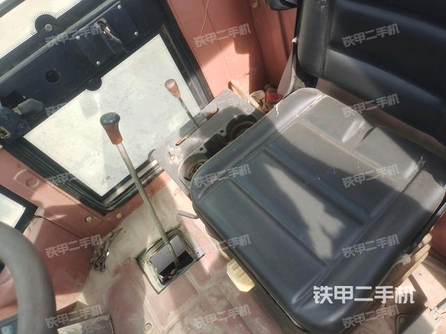 駕駛室側(cè)向上照全景（壓路機(jī)駕駛室）