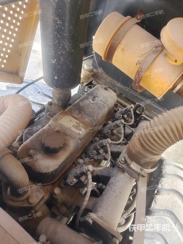 發(fā)動機左側(cè)全景（壓路機發(fā)動機艙）