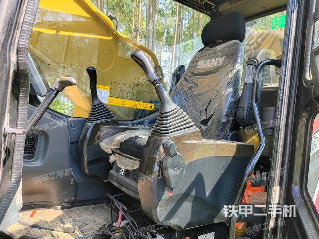 駕駛室整體(整機(jī)外觀) 駕駛室整體(整機(jī)外觀)