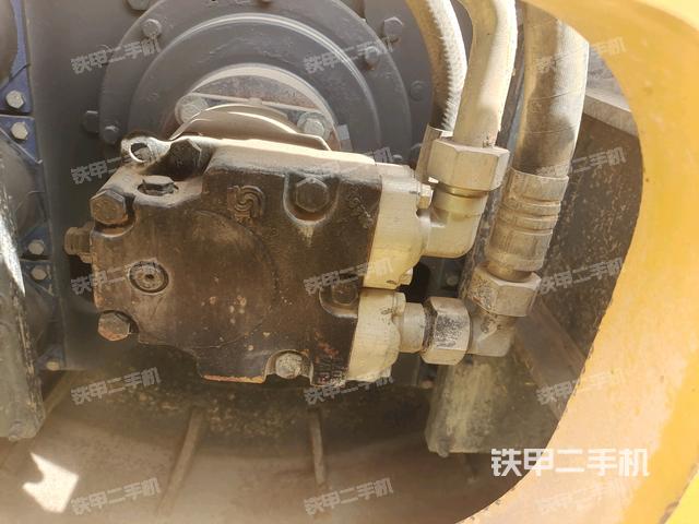 前車(chē)架正右側(cè)（壓路機(jī)前后車(chē)架）