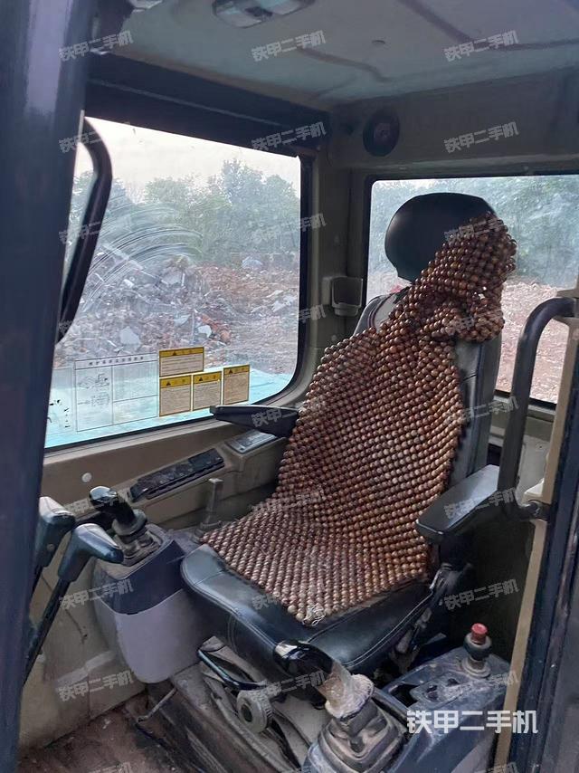 駕駛室整體(整機(jī)外觀) 駕駛室整體(整機(jī)外觀)