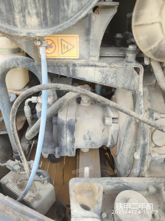 液壓泵艙室正面整體（整機外觀）