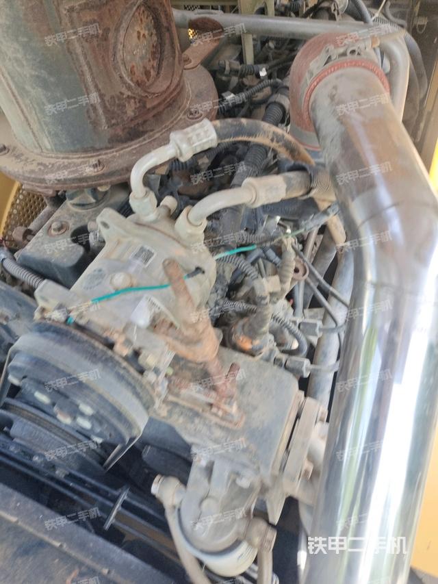 發(fā)動(dòng)機(jī)艙液壓泵全景（壓路機(jī)發(fā)動(dòng)機(jī)艙）