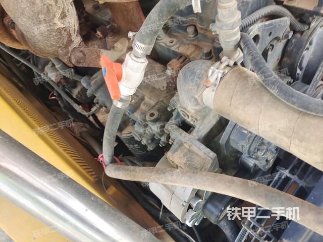 發(fā)動(dòng)機(jī)上部全景（壓路機(jī)發(fā)動(dòng)機(jī)艙）