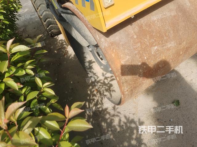 后輪右側(cè)全景（壓路機前后車架）