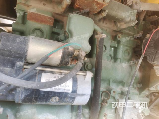 發(fā)動機(jī)艙液壓泵全景（壓路機(jī)發(fā)動機(jī)艙）