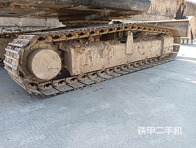 單側(cè)履帶整體(整機(jī)外觀) 單側(cè)履帶整體(整機(jī)外觀)