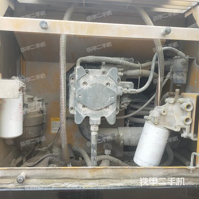 液壓泵艙室正面整體(整機外觀) 液壓泵艙室正面整體(整機外觀)