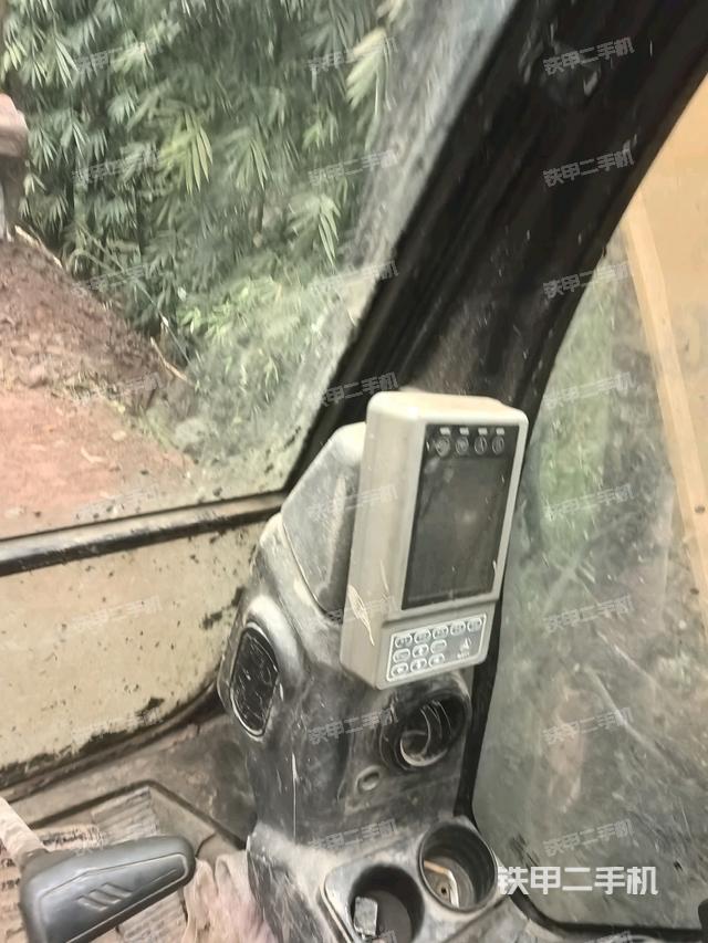 行走控制手柄和踏板?俯拍（駕駛室部分）