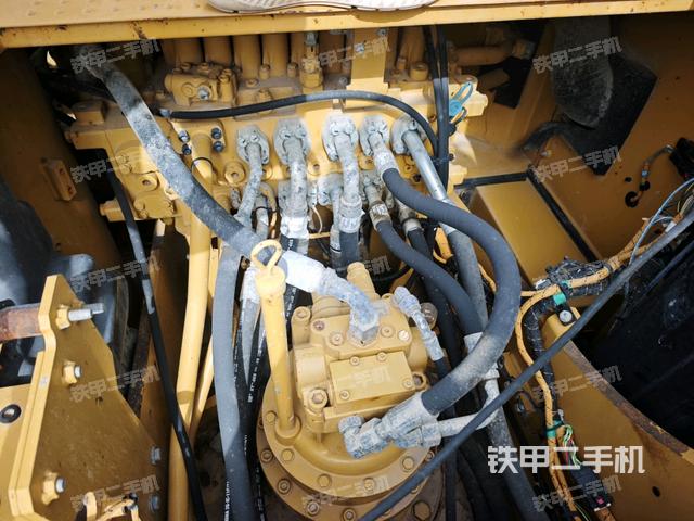 回轉(zhuǎn)馬達(dá)和主控閥（整機(jī)外觀）