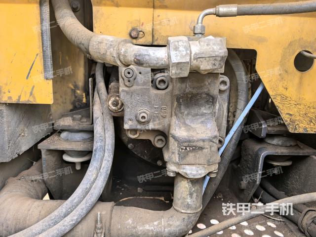 液壓泵艙室正面整體(整機外觀) 液壓泵艙室正面整體(整機外觀)