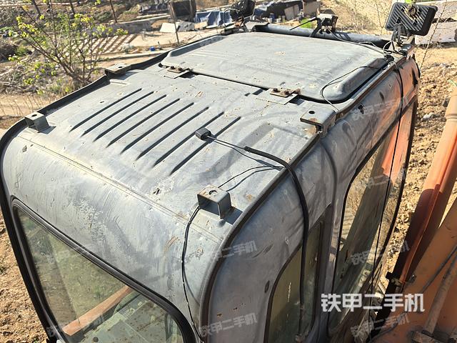 驾驶室顶部(整机外观) 驾驶室顶部(整机外观)