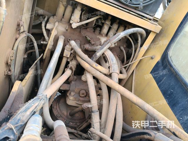 回轉(zhuǎn)馬達(dá)和主控閥（整機(jī)外觀）